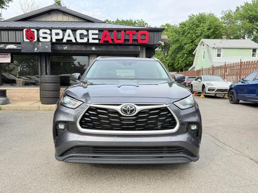 Magnetic Gray Metallic 2022 Toyota Highlander XLE