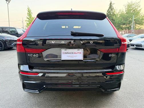 Onyx Black Metallic 2025 Volvo XC60 B5 Core