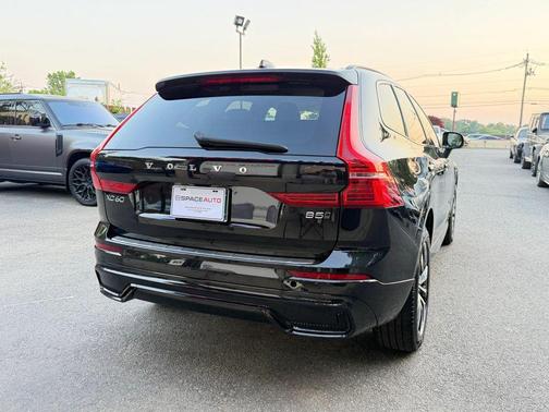 Onyx Black Metallic 2025 Volvo XC60 B5 Core