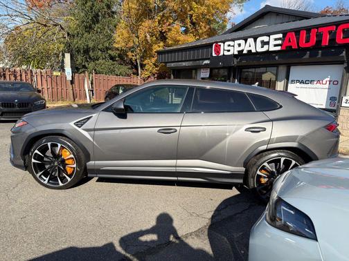 2021 Lamborghini Urus Graphite Capsule