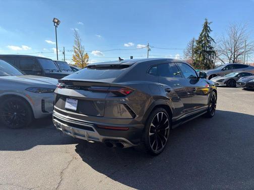 2021 Lamborghini Urus Graphite Capsule