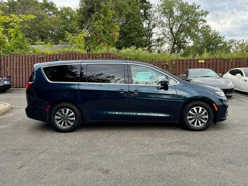 2022 Chrysler Pacifica Hybrid Touring L