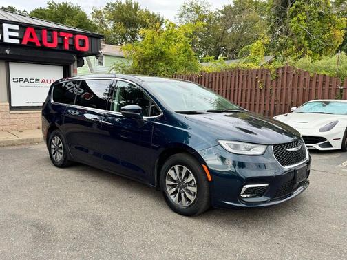 2022 Chrysler Pacifica Hybrid Touring L