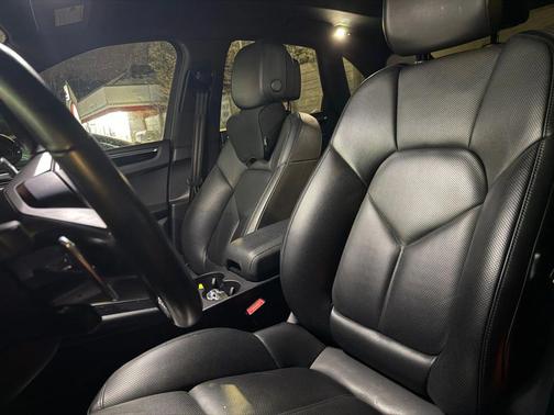 2022 Porsche Macan Sport Utility 4D