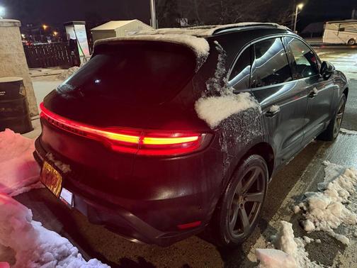 2022 Porsche Macan Sport Utility 4D