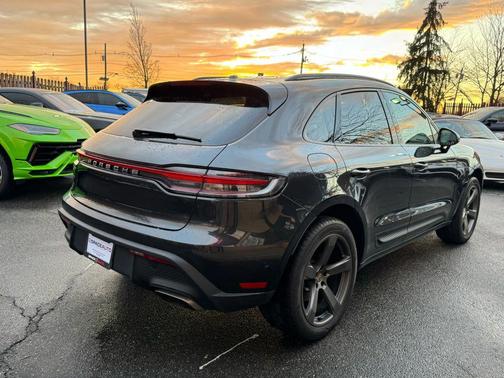 2022 Porsche Macan Sport Utility 4D