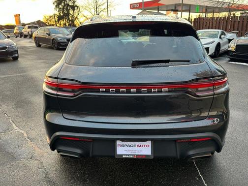 2022 Porsche Macan Sport Utility 4D