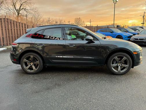 2022 Porsche Macan Sport Utility 4D