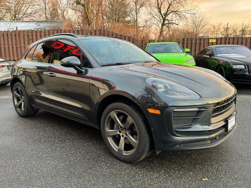 2022 Porsche Macan Sport Utility 4D