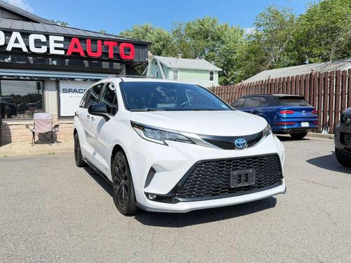 White 2021 Toyota Sienna XSE 7 Passenger