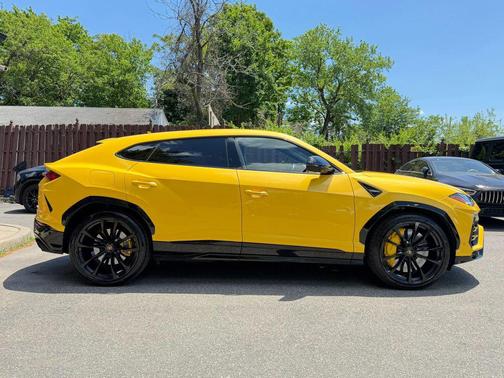 Giallo Inti Pearl 2021 Lamborghini Urus Sport Utility 4D