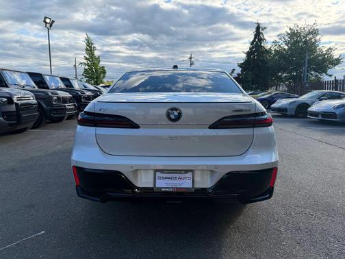 Mineral White Metallic 2023 BMW i7 xDrive60