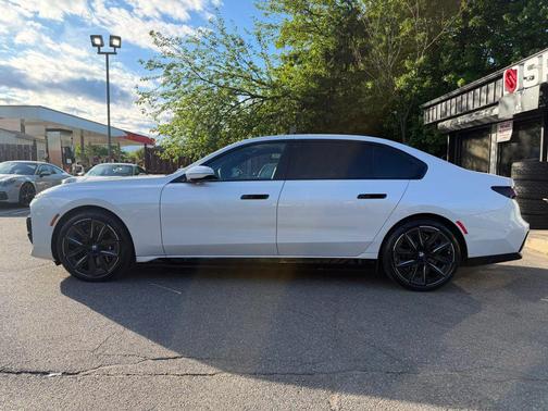 Mineral White Metallic 2023 BMW i7 xDrive60