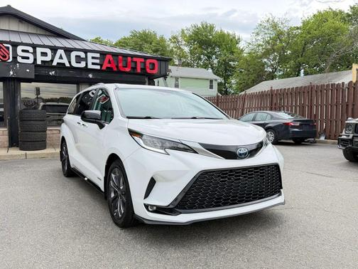 Super White 2021 Toyota Sienna XSE 7 Passenger