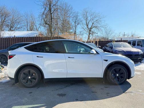 2024 Tesla Model Y Long Range Single Motor Rear-Wheel Drive