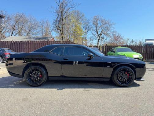 Pitch Black Clearcoat 2017 Dodge Challenger GT