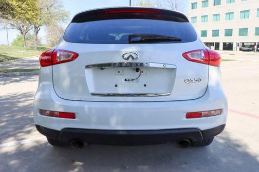 White 2017 INFINITI QX50 Base