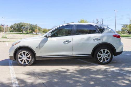 White 2017 INFINITI QX50 Base