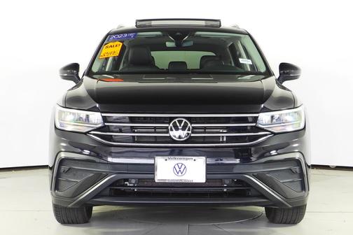 Deep Black Pearl Effect 2023 Volkswagen Tiguan 2.0T SE