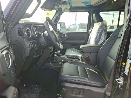 Black Clearcoat 2026 Jeep Gladiator Sahara 4x4