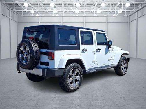 Bright White Clearcoat 2018 Jeep Wrangler JK Unlimited Sahara