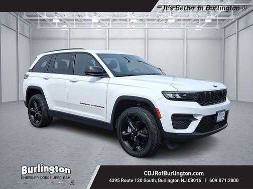Bright White Clearcoat 2023 Jeep Grand Cherokee Altitude
