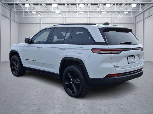 Bright White Clearcoat 2023 Jeep Grand Cherokee Altitude