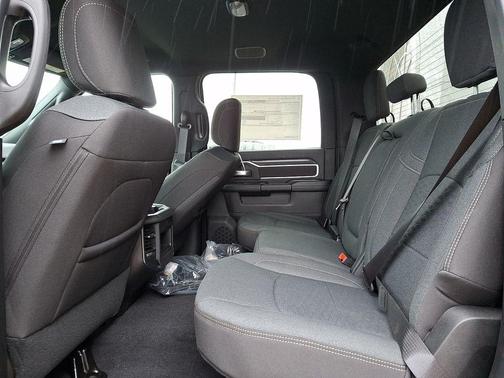 Diamond Black Crystal Pearlcoat 2026 RAM 2500 Big Horn Crew Cab 4x4 6'4' Box