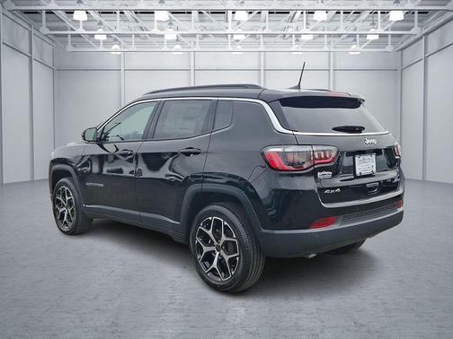 Diamond Black Crystal Pearlcoat 2026 Jeep Compass Limited