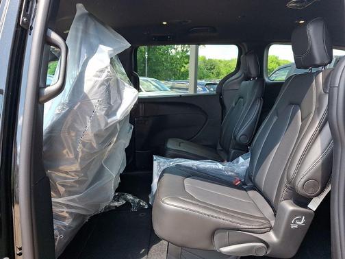 Diamond Black Crystal Pearlcoat 2027 Chrysler Pacifica L
