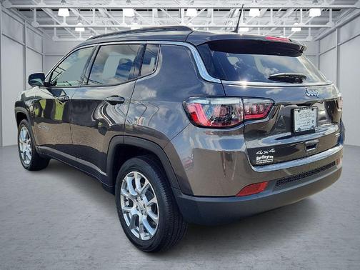 Granite Crystal Metallic Clearcoat 2023 Jeep Compass Latitude Lux