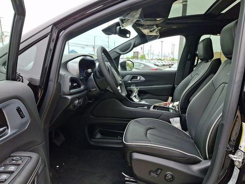 Diamond Black Crystal Pearlcoat 2026 Chrysler Pacifica Limited