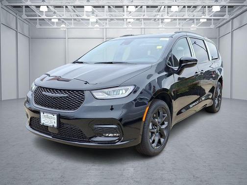 Diamond Black Crystal Pearlcoat 2026 Chrysler Pacifica Limited