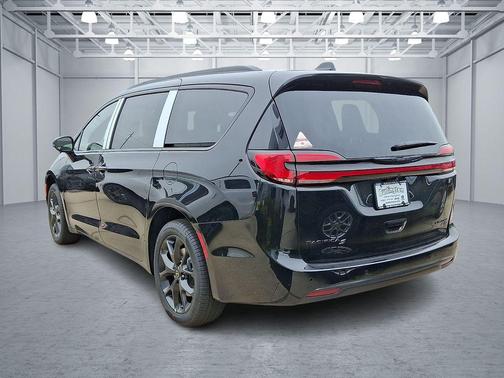 Diamond Black Crystal Pearlcoat 2026 Chrysler Pacifica Limited