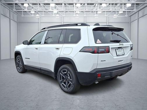 Bright White Clearcoat 2026 Jeep Cherokee Laredo