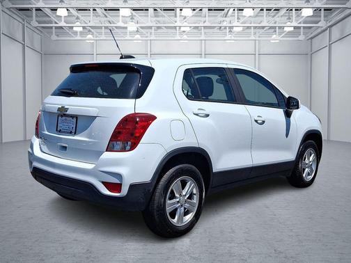 Summit White 2018 Chevrolet Trax LS