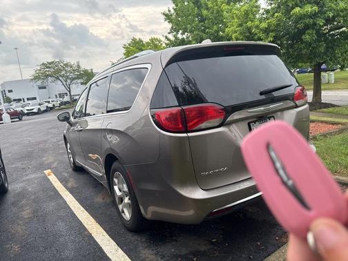 2017 Chrysler Pacifica Touring-L Plus