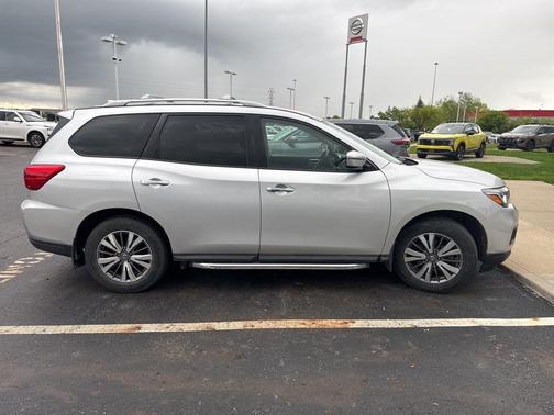 2019 Nissan Pathfinder SV