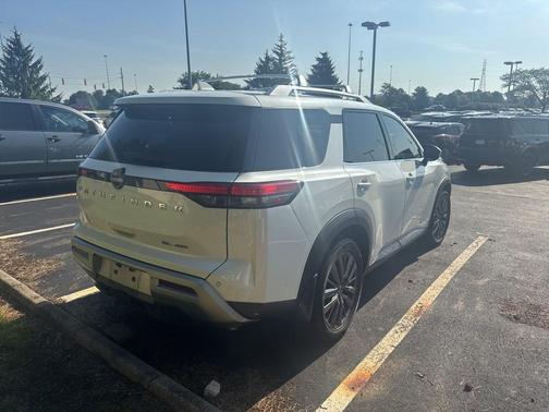 2022 Nissan Pathfinder SL