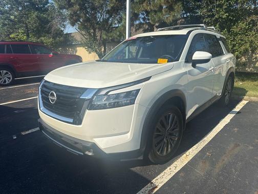 2022 Nissan Pathfinder SL
