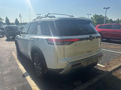 2022 Nissan Pathfinder SL