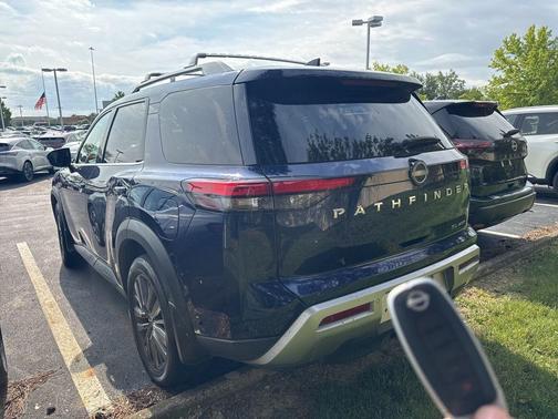 2024 Nissan Pathfinder SL