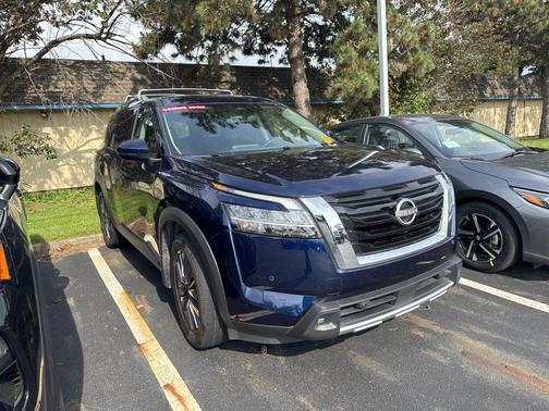 2024 Nissan Pathfinder SL