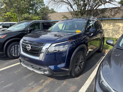 2024 Nissan Pathfinder SL