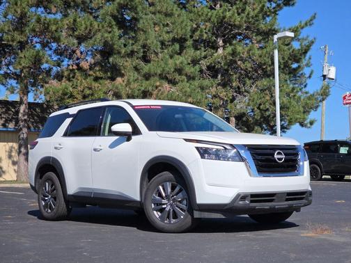2025 Nissan Pathfinder SV
