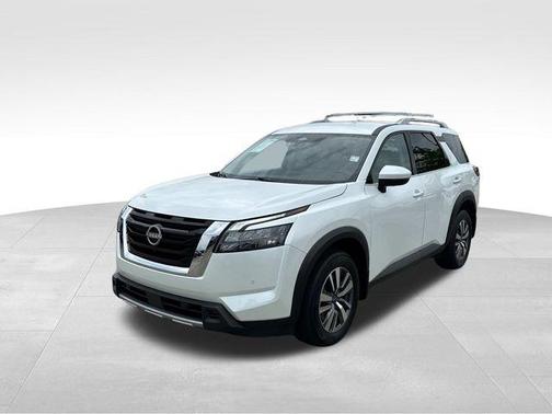 Everest White Pearl Tricoat 2025 Nissan Pathfinder SL 4WD