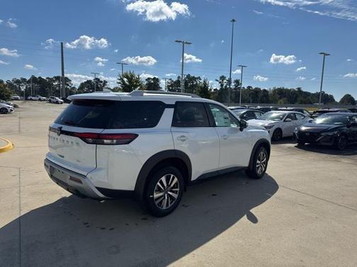 2025 Nissan Pathfinder SL FWD