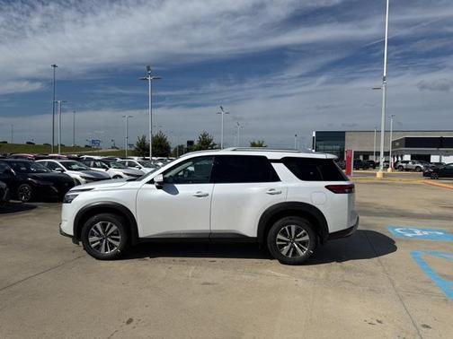 2025 Nissan Pathfinder SL FWD