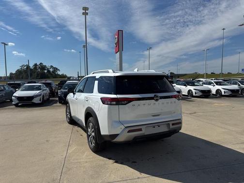 2025 Nissan Pathfinder SL FWD