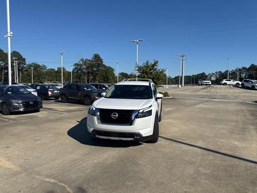 2025 Nissan Pathfinder SL FWD